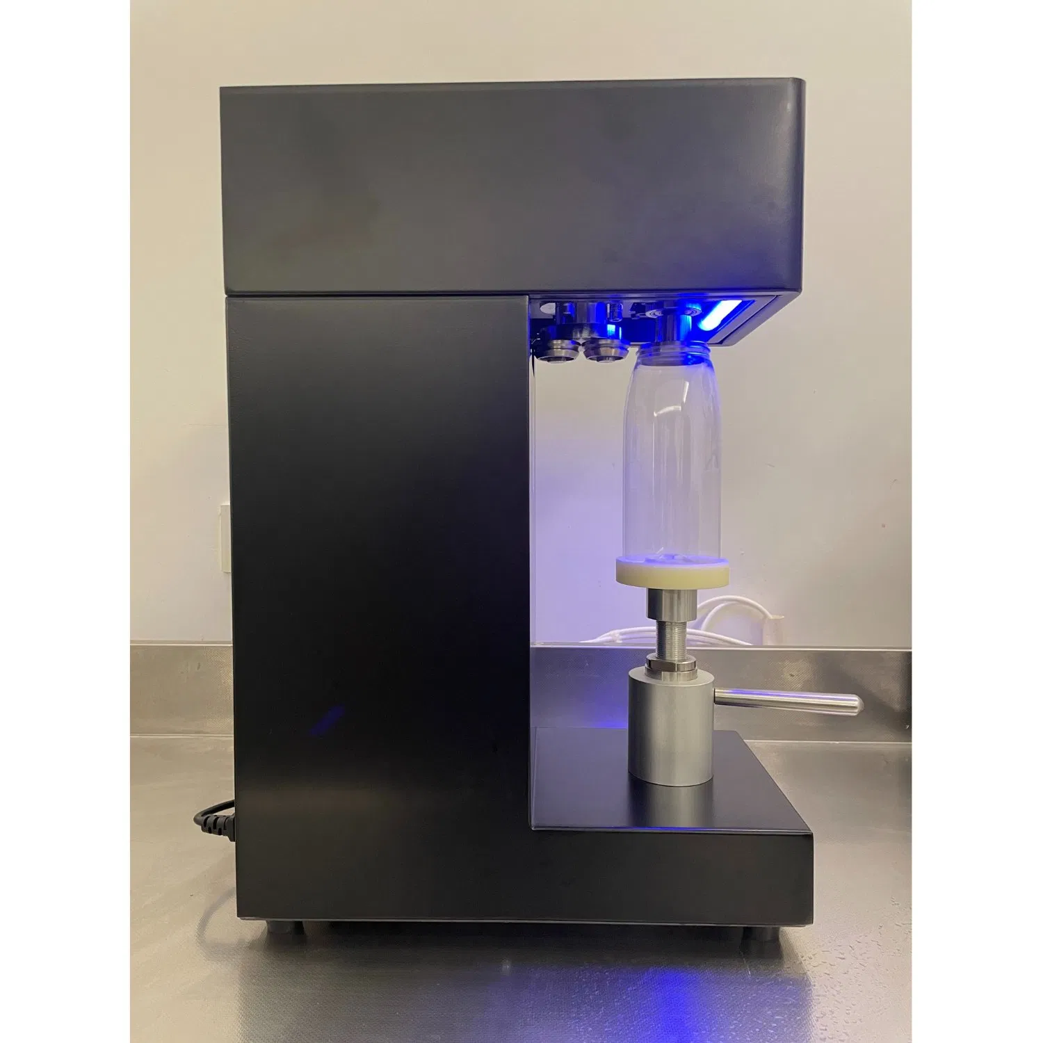 Black Semi-Automatic Tin Can Sealing Seaming Mach Intelligent Small Portable Plastic Beer Canning Juice Coffee Cup Lid Sealing Machine (QLS-180B-180W-220V.50Hz)