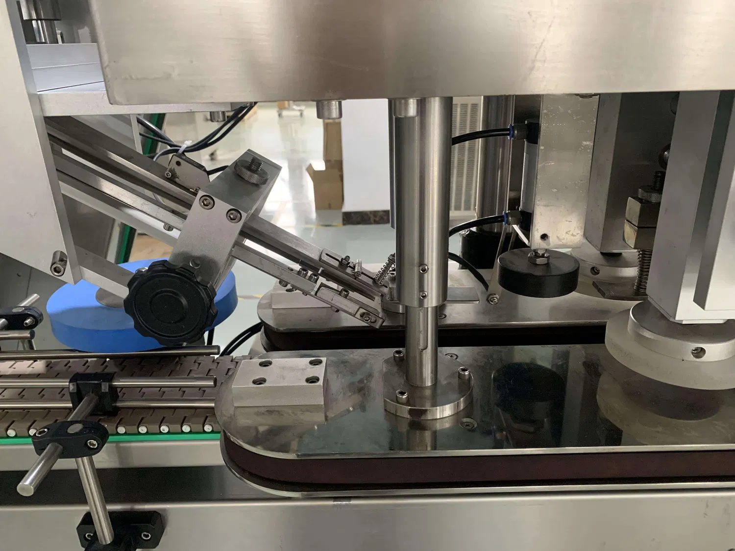 High Quality Automatic Rotary Cavity Plastic Bottle Cap Compression Molding Filling Sealing Labeling Capping Machine